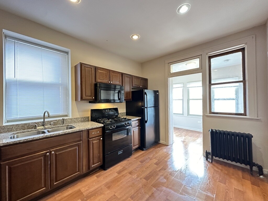 Building Photo - 5023 N Ridgeway Ave