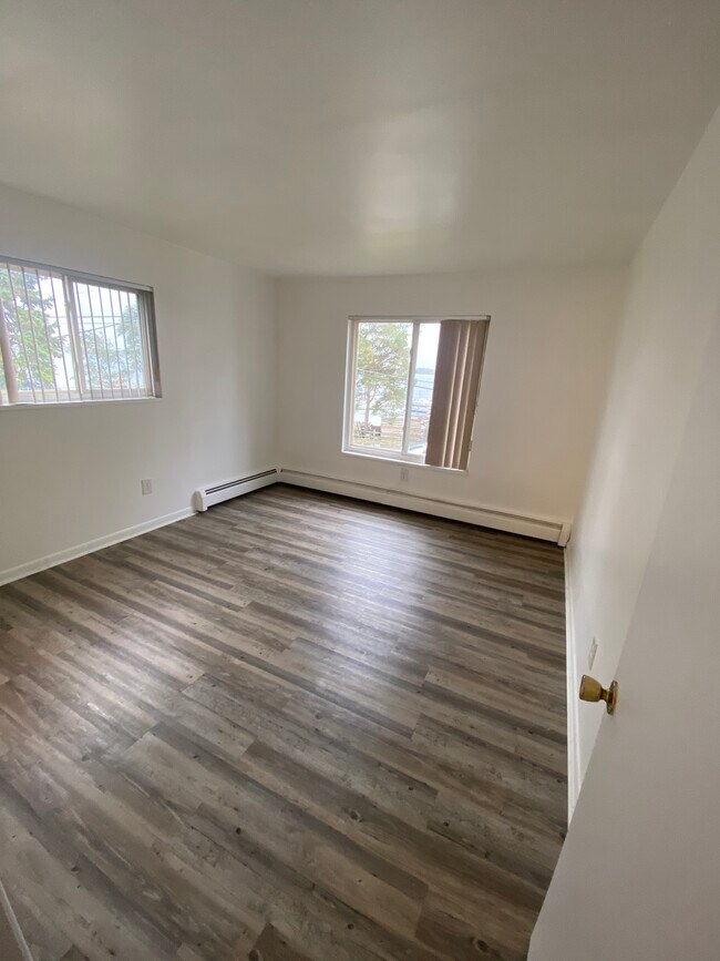 Building Photo - 719 E Walled Lake Dr