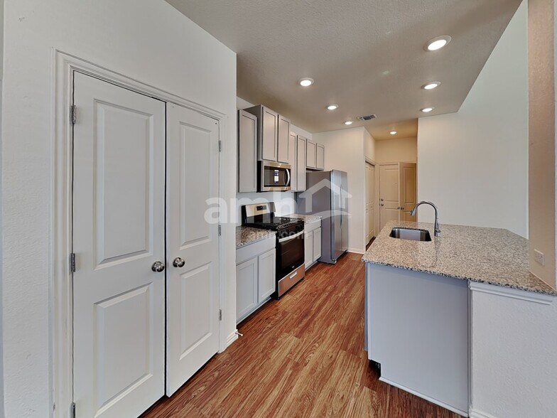 Building Photo - 207 Pebble Creek Run