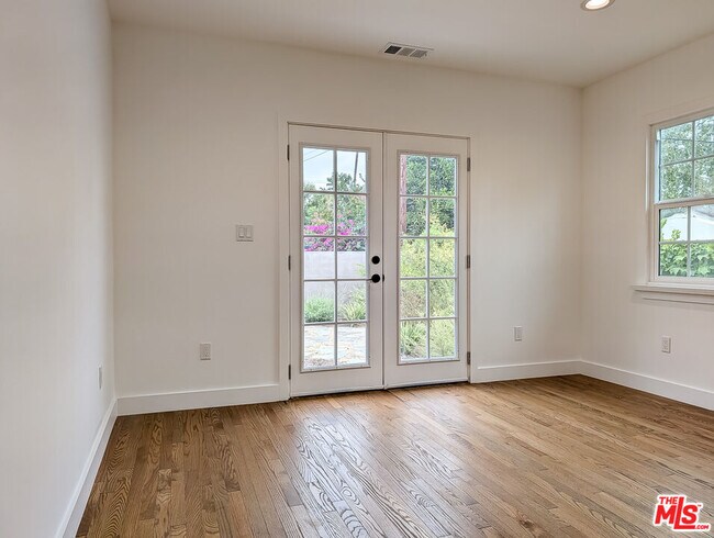 Building Photo - 450 N Sunnyslope Ave