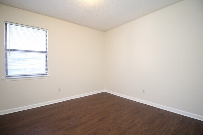 Building Photo - 2BR/1BA Apartment with Wood-Look Flooring,...