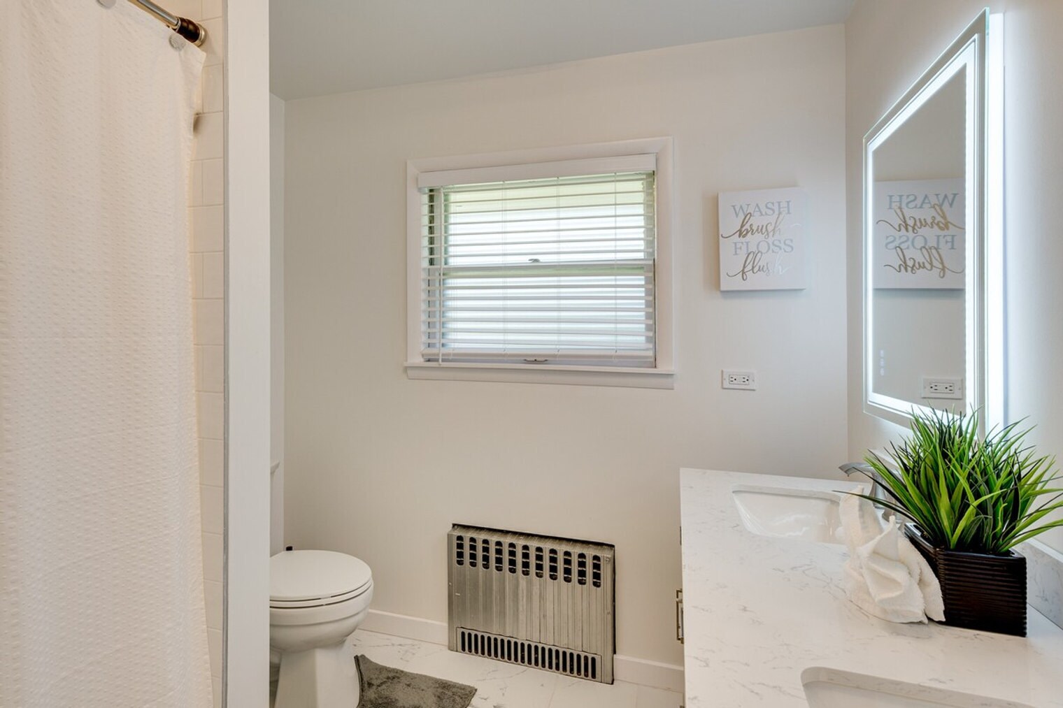 Building Photo - 811 N River Rd