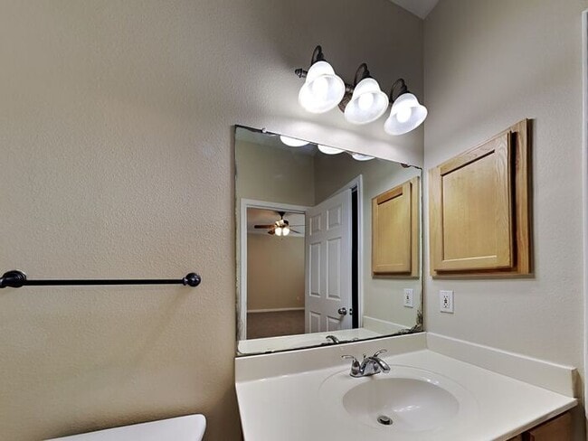 Building Photo - *No App Fee.*1 Month FREE Rent w/move in b...