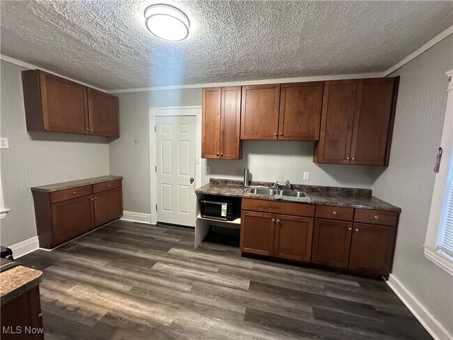 Building Photo - 3301 Tampa Ave