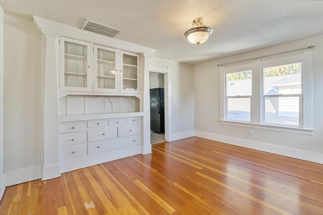 Building Photo - Charming, vintage 2-bdrm/1-bath upper in Richmond neighborhood. W/D, storage, off-street parking