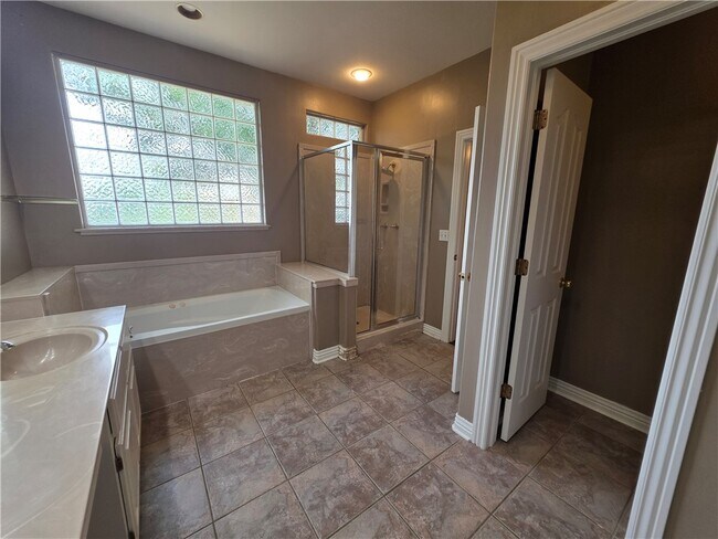 Building Photo - 302 Cross Creek Dr