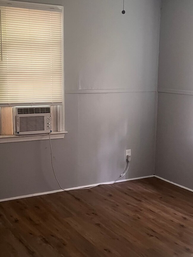 Building Photo - Two bedroom /One bath house