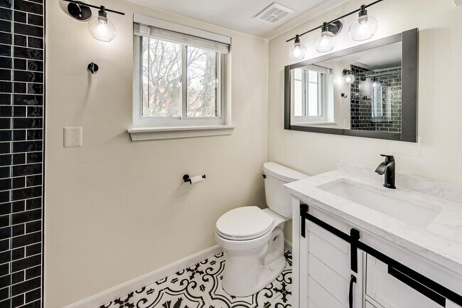 Building Photo - Boutique Condo in Bethesda 1+1 Updated Condo & Reserved Parking space