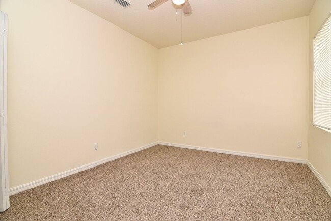 Building Photo - Lovely Town Home Available