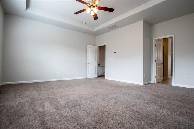 Building Photo - 5410 Mirror Lake Dr