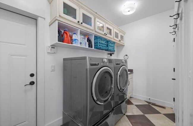 Building Photo - Stunning luxury rental!