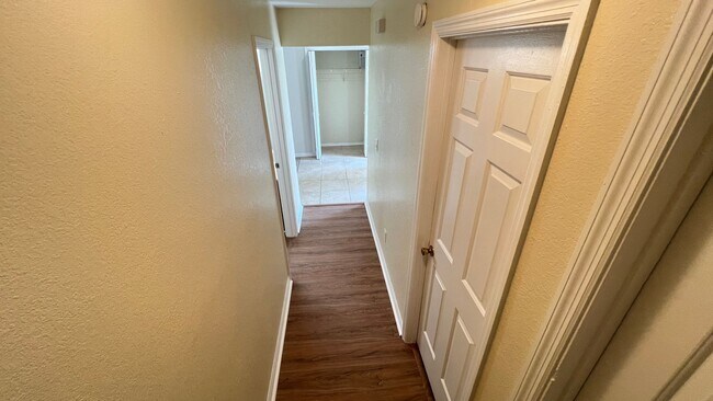 Building Photo - Bright & Spacious 3/2 Home with Huge Yard + Screened Patio — Lawn Care Included!