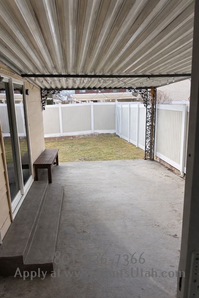 Building Photo - Provo Townhome