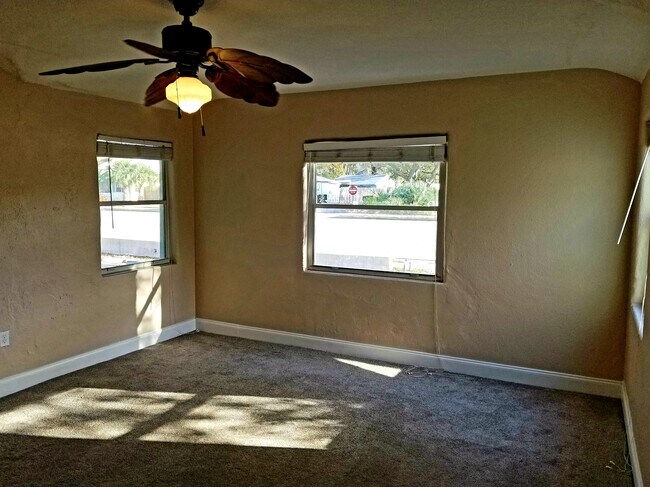 Building Photo - 512 E Strawbridge Ave