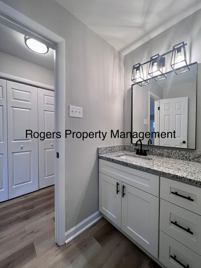 Building Photo - Beautiful Newly Renovated Apartments Near ...