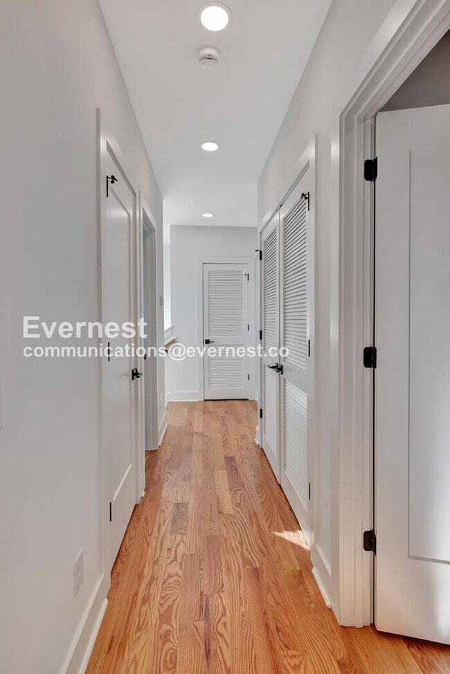 Building Photo - 3 Bed/3 Bath Home with Garage / Pet-Friendly / Available Now!