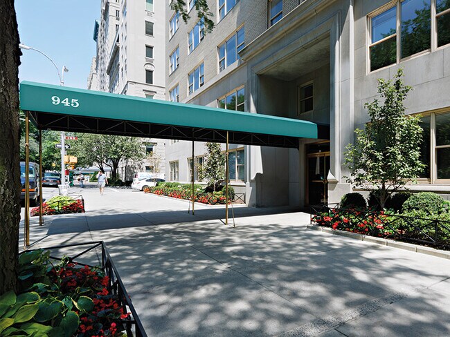 Building Photo - 945 5th Ave