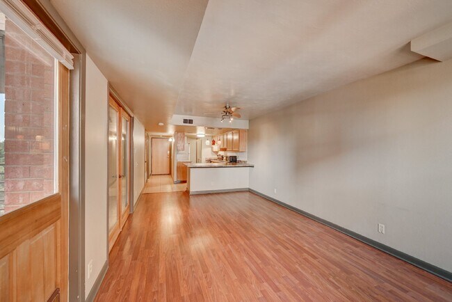 Building Photo - 1BR/1BA Comfortable Condo in Montclair Nei...