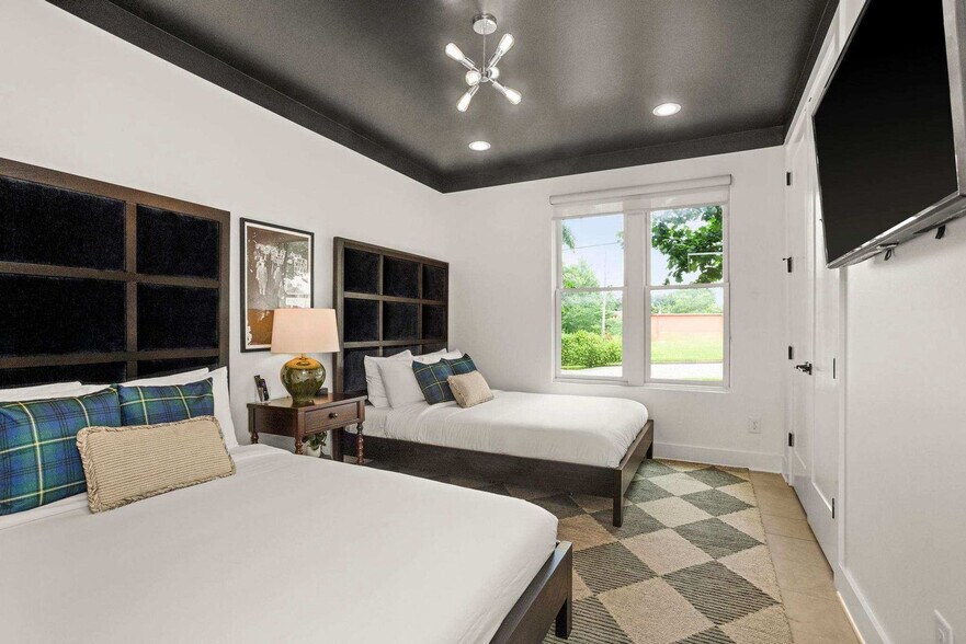 Building Photo - 776 E Argyle Ave