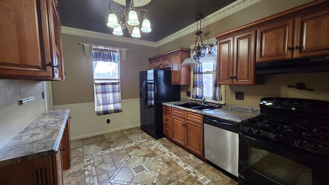 Building Photo - PET FRIENDLY 3 BEDROOM, 2 BATHROOM, DOWNTO...