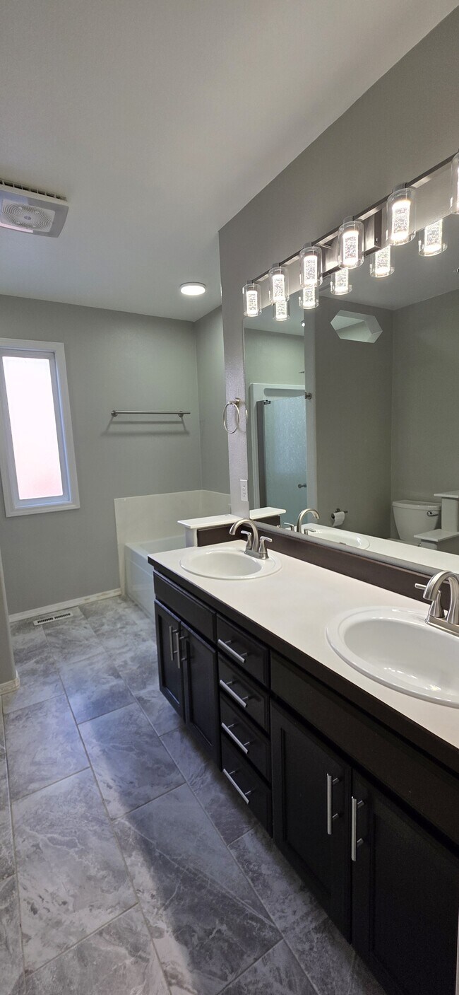 Building Photo - 1123 N Watson Way