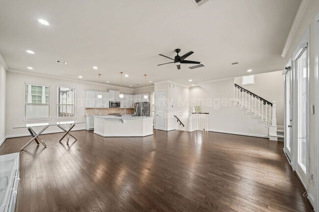 Building Photo - 2025 Cambridge Heights Pl