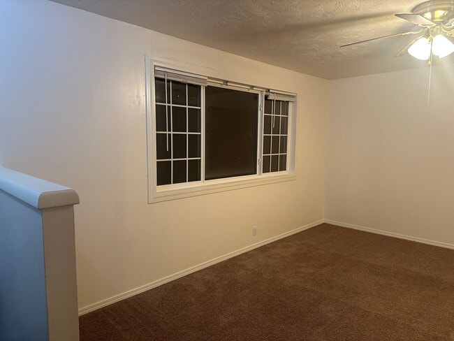 Building Photo - Spacious and recently updated, this 6-bedroom, 3-bathroom home in Ammon