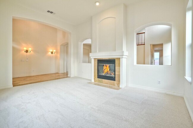 Building Photo - Executive Home with Views!