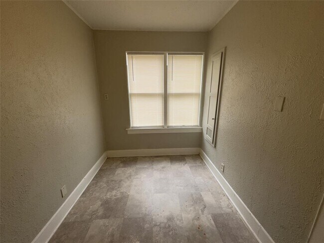 Building Photo - 306 E Bowie St