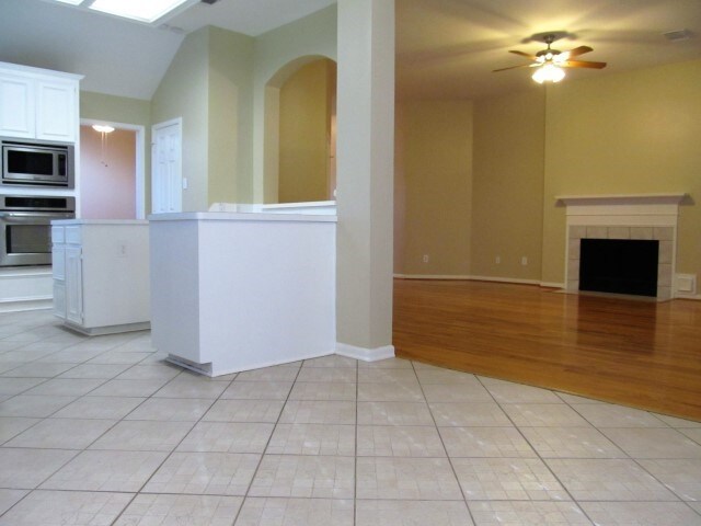 Building Photo - 104 Laguna Pointe Dr