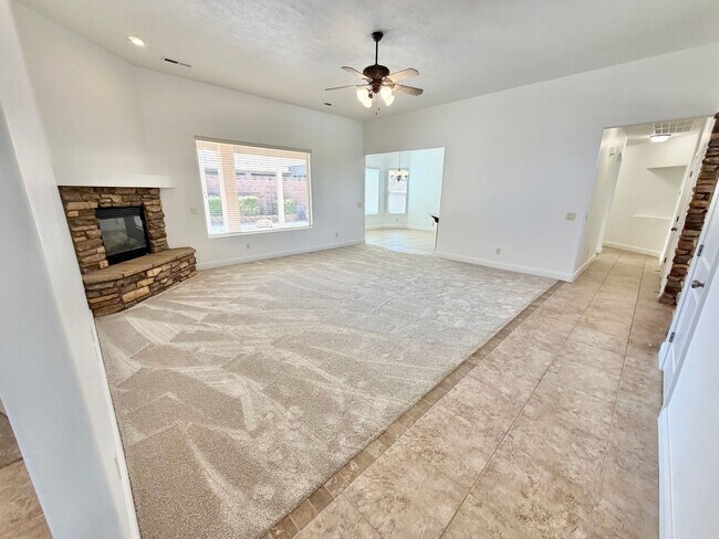 Building Photo - 988 E Silver Falls Dr