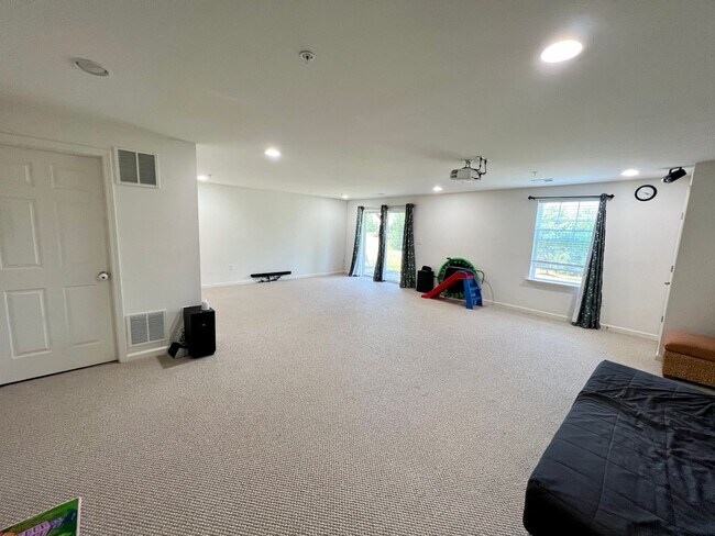 Building Photo - Beautiful 3-Bedroom End Townhouse in Royersford! Available mid-June!