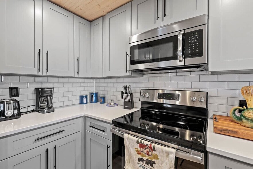 Building Photo - 102 Skiview Ln