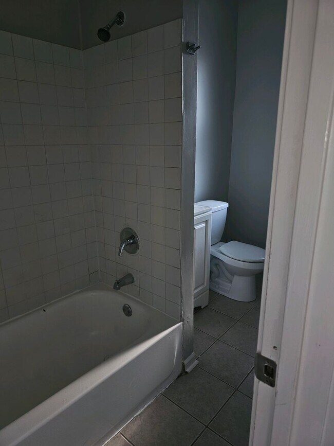 Interior Photo - 634-640 N Lamon