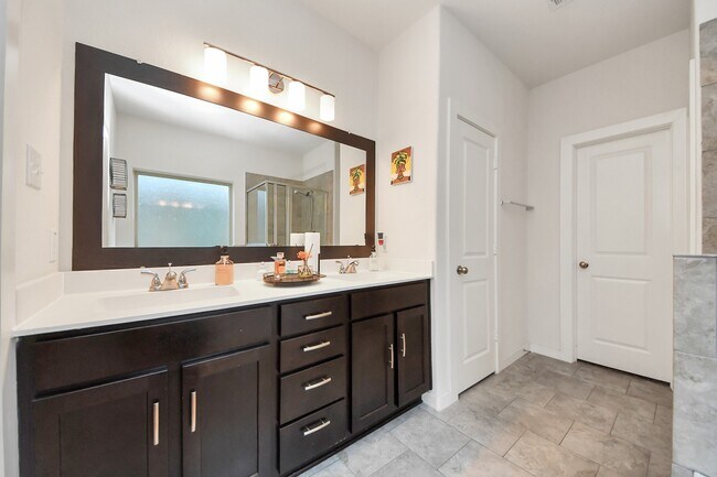 Building Photo - 622 Aberhill Dr