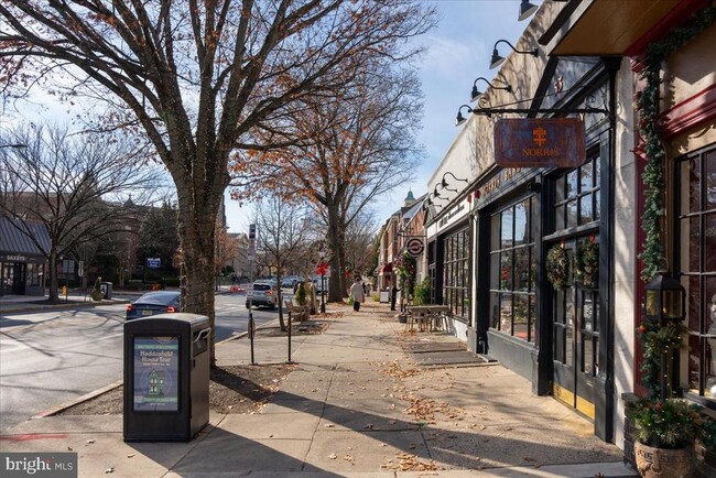 Building Photo - 406 Kings Hwy E