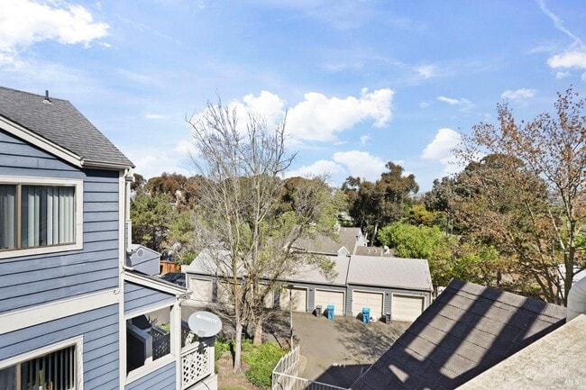 Building Photo - 219 Sea Crest Cir