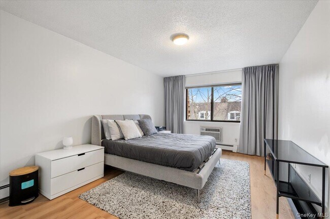 Building Photo - 555 Central Park Ave