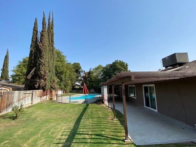 Building Photo - SW Bakersfield home with pool!
