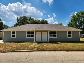 Building Photo - 1131 E 8th St
