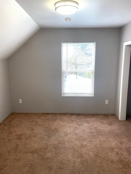 Building Photo - 620 S 35th St