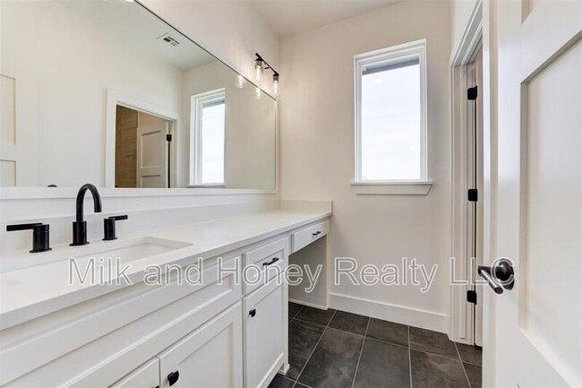 Building Photo - 1007 River View Dr
