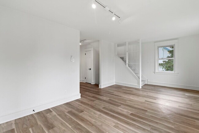 Building Photo - 10 E Marthart Ave