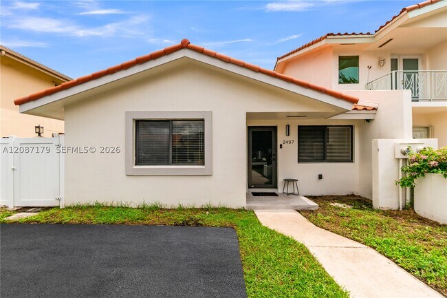 Building Photo - 2437 SW 99th Ct