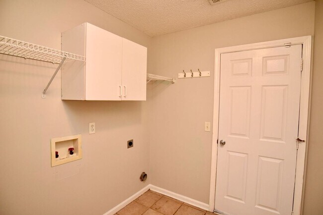 Building Photo - 121 Laurenburg Dr