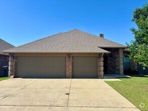 Building Photo - Wonderful 3 Bed 2 Bath Home in Yukon