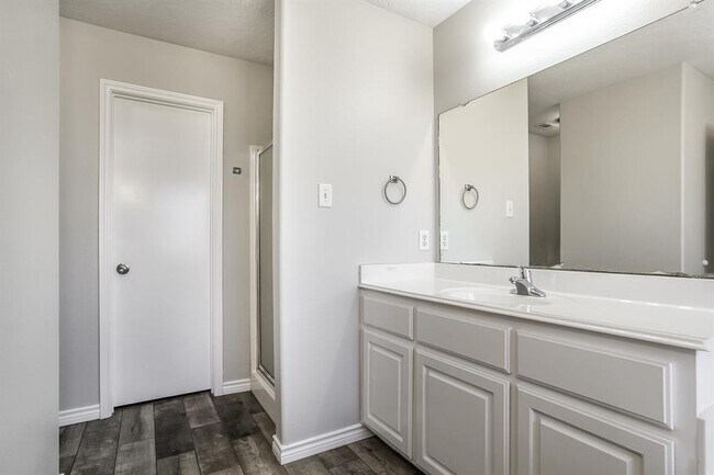 Building Photo - 16209 N View Ct