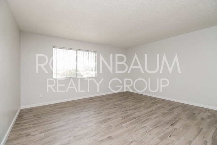 Building Photo - 1050 W University Dr