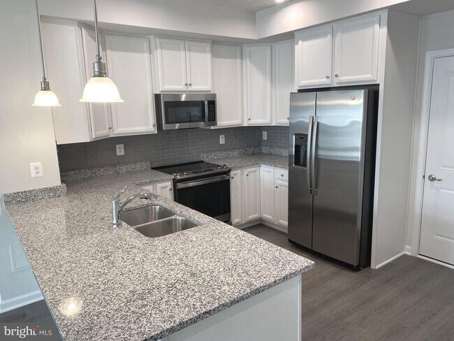 Building Photo - 7911 Independence Dr