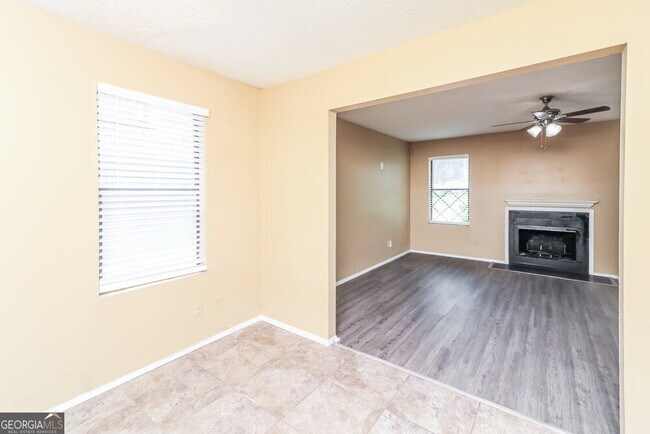 Building Photo - 5438 Farmview Close